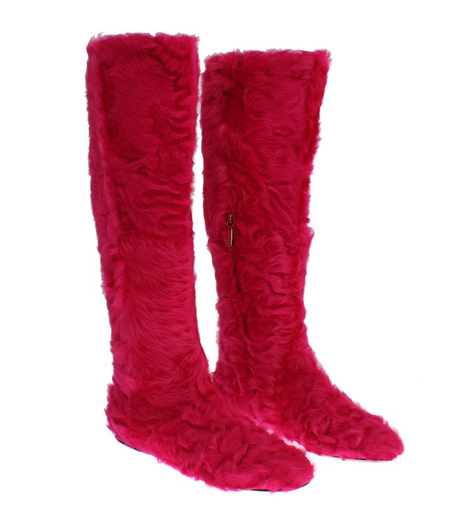 Bottes de fourrure en peau d'agneau rose élégantes