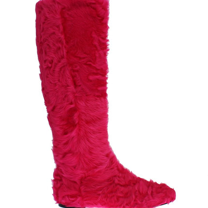 Bottes de fourrure en peau d'agneau rose élégantes