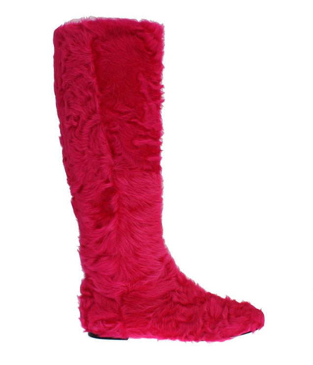 Bottes de fourrure en peau d'agneau rose élégantes