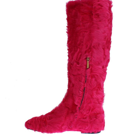 Bottes de fourrure en peau d'agneau rose élégantes