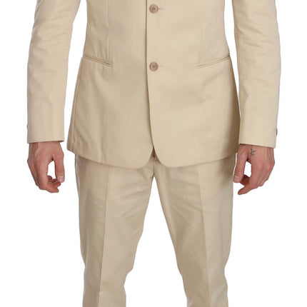 Traje beige de dos piezas con elegancia clásica