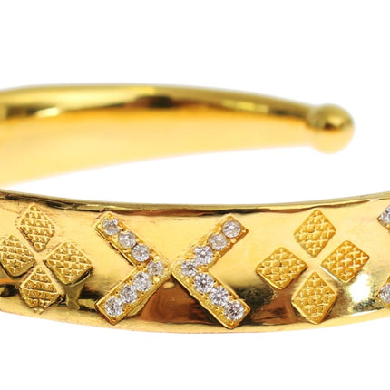 Elegante brazalete CZ plateado chapado en oro